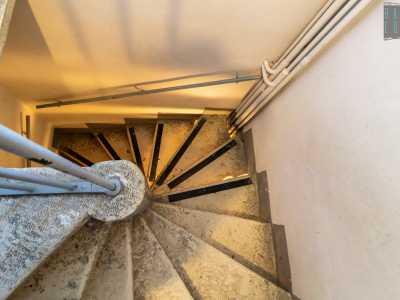 Superiamo una porta in legno e, attraverso una ripida scala a chiocciola...